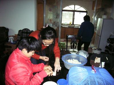 志愿者和孩子们一起包饺子
