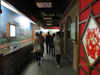 实践团员在农民画博物馆参观