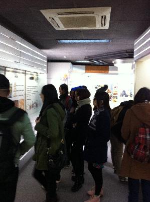 东华大学学生在参观