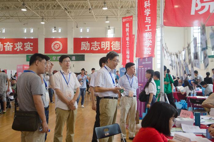 学院领导在报到现场