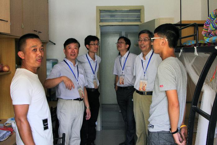 学院领导在学生寝室与学生及家长亲切交流