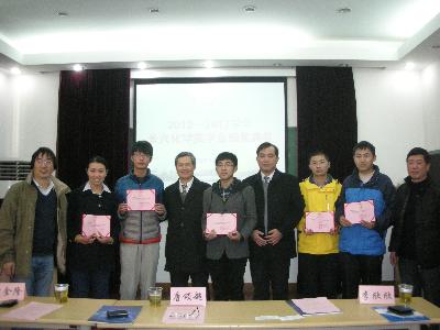 获奖学生与公司代表合影