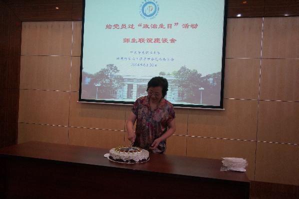 40年党龄的姜建华老师为大家分享祝福