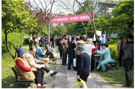 志愿者们在华东花苑进行公益宣传活动