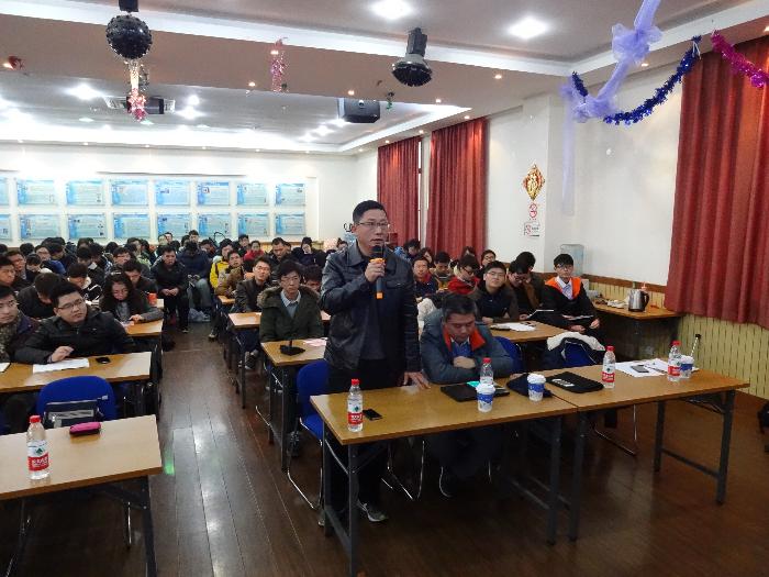 图片二:报告会现场交流讨论