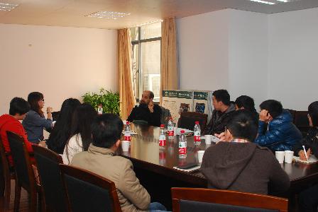 照片3:中德先进材料联合研究中心教师向Teichert教师介绍中心情况