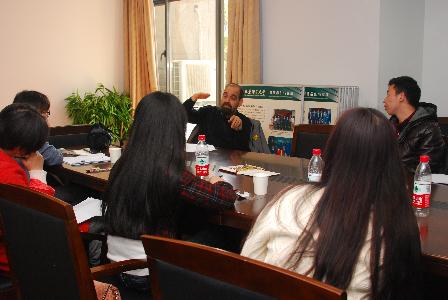 照片2:Teichert教授向中德先进材料联合研究中心师生介绍其研究团队的研究重点