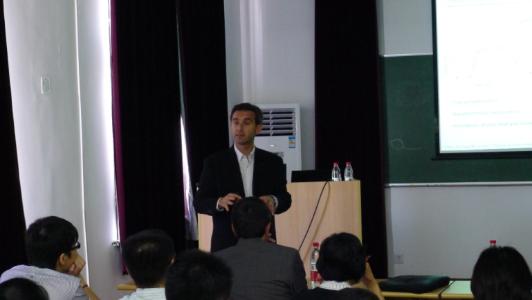 Franck D’AGOSTO教授在作报告