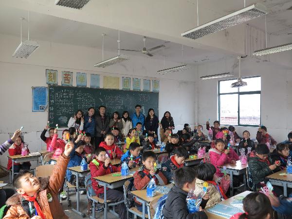 辅导员支部党员与小学生合影