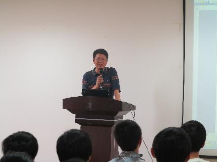 邓诗峰老师热情洋溢地宣讲