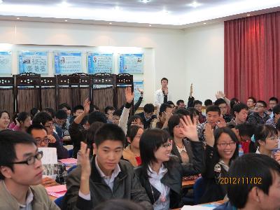 学生积极踊跃提问