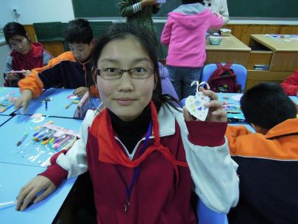 孩子们制作书签开心的笑颜