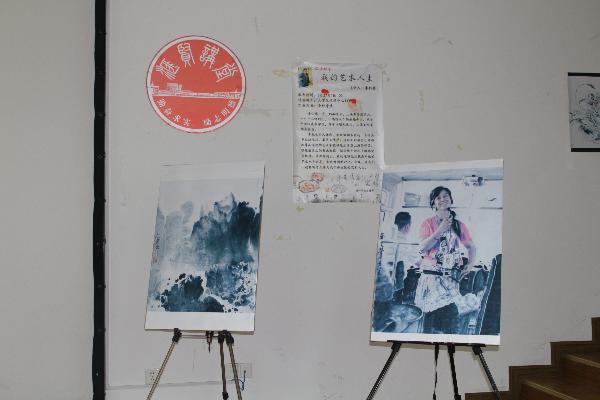 现场放置的老先生的画作