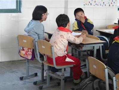 志愿者走到孩子们中与他们交流