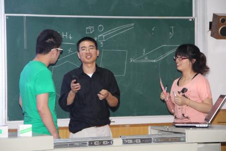 与学生交流