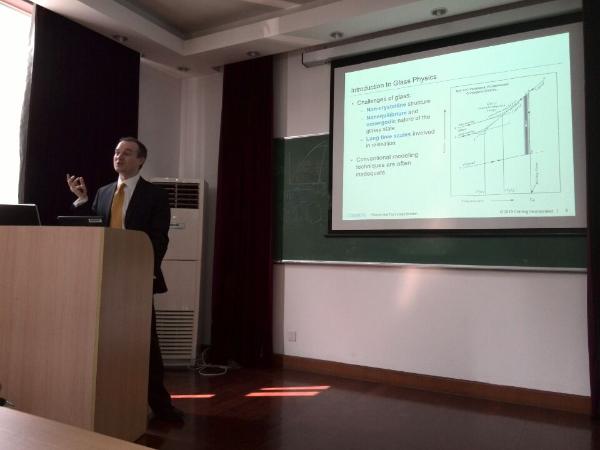 John C. Mauro博士作题为“Statistical Mechanics of Glass”的学术报告
