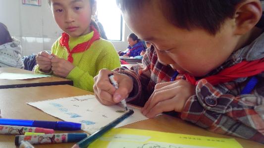 同学们正在描绘心中的美丽中国