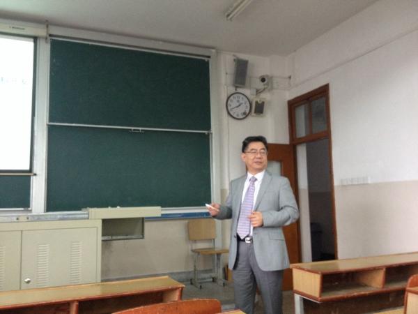 施利毅教授在作报告