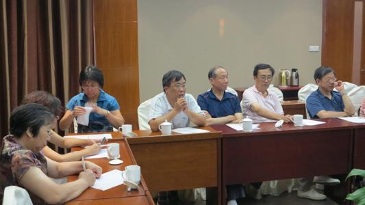 与会教师积极讨论
