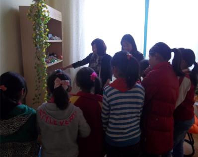 学生代表参观心理小屋