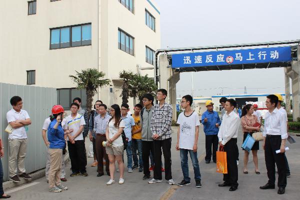 师生在企业参观