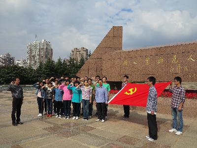大学生党员重温入党誓词