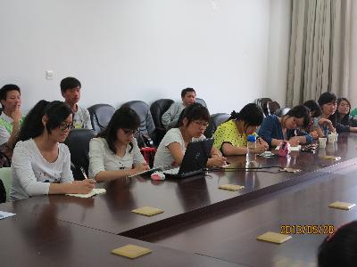 现场学生认真记录