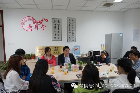 顾斌与学生交流国外生活