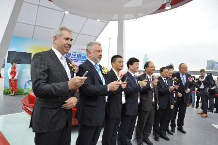 参加“蝙蝠鲨”揭幕的嘉宾