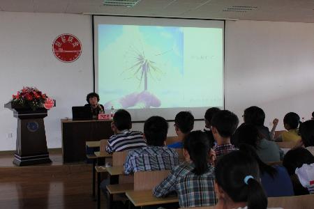 尹老师在与学生分享经验