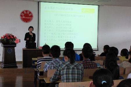 毕老师在与学生分享经验