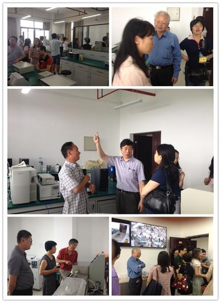 教师在实验室参观