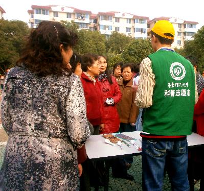 热心的群众在听志愿者讲解
