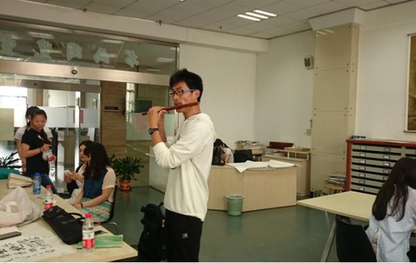 华理民乐基地成员进行才艺展示
