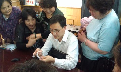 居民们围着刘老师进行咨询